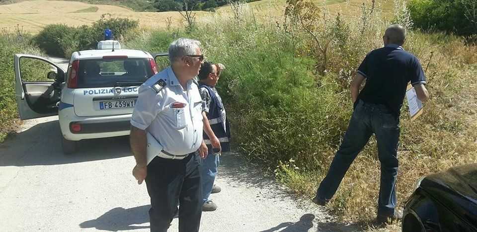 La Polizia municipale di Sambuca controlla i terreni di proprietà privata fronte strada pronta a fare intervenire il tranciaerba