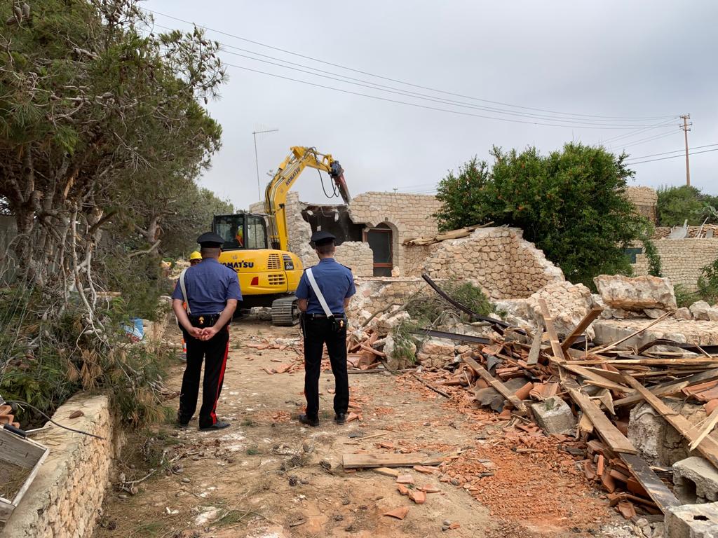 Villini abusivi a Lampedusa, demoliti questa mattina alla presenza del procuratore Patronaggio