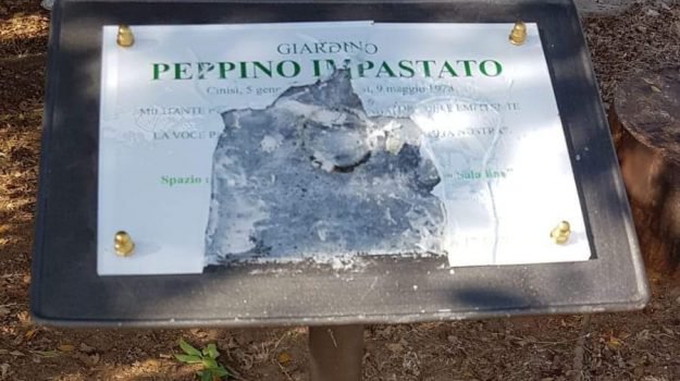 Inaugurata la targa in memoria di Impastato, vandalizzata in meno di 24