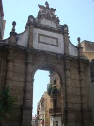 Nuovo intervento su Porta Palermo dopo la messa in sicurezza, rifinitura per il monumento