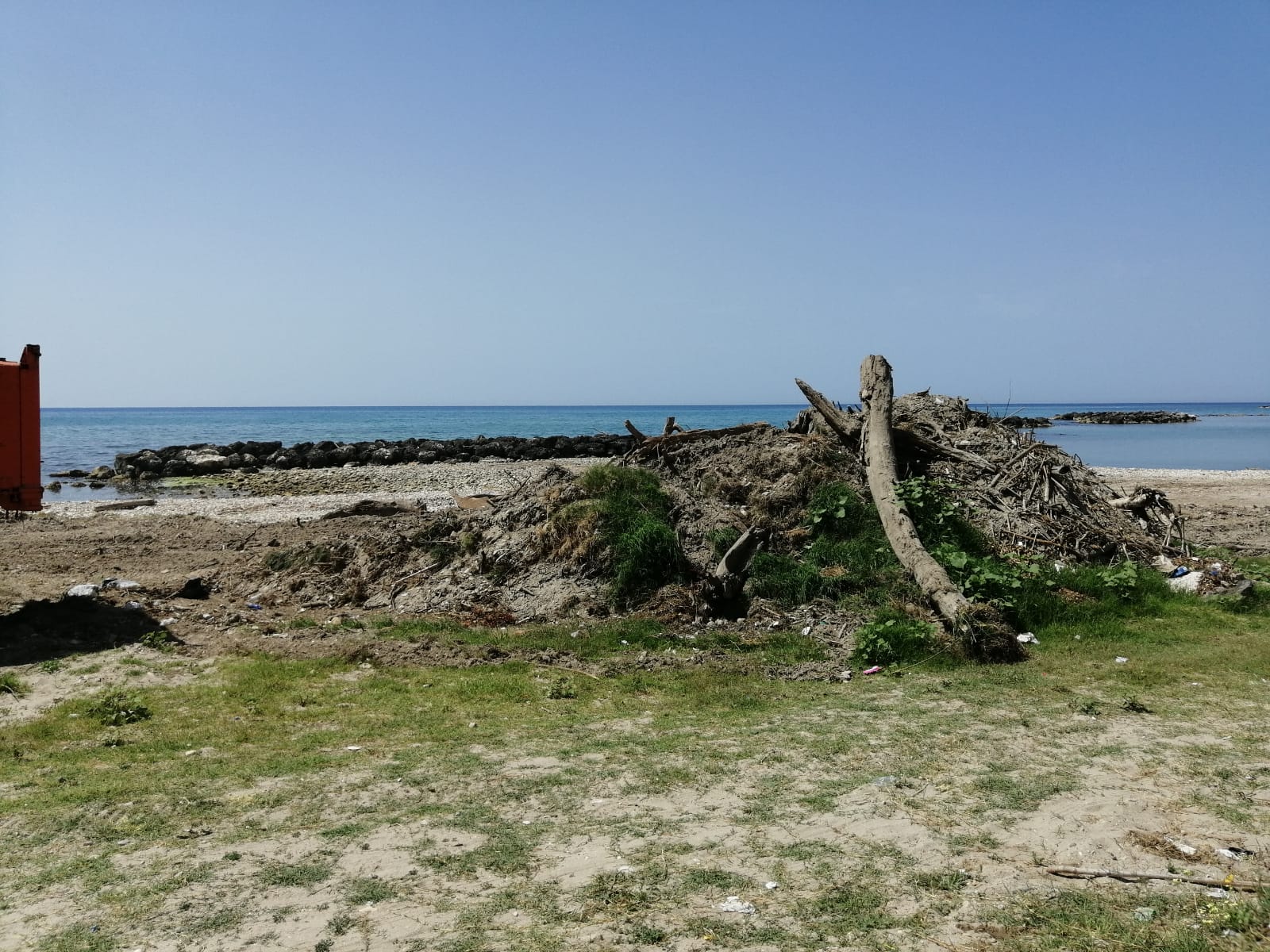 Sistemata l'area parcheggio del litorale di Sovareto e programmata la rimozione dei rifiuti accumulati sulle spiagge saccensi