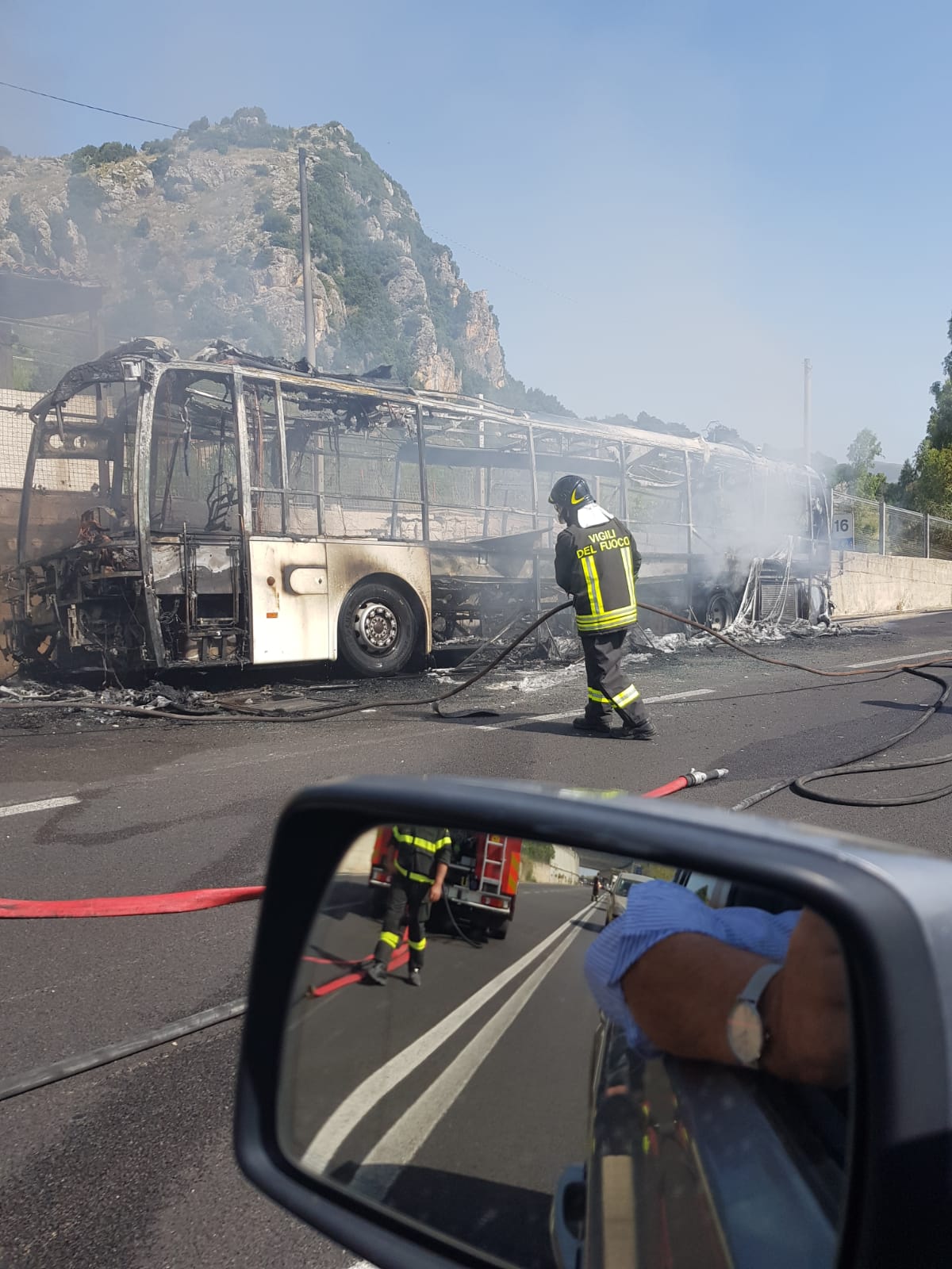 Autobus a fuoco sulla Fondovalle Palermo-Sciacca