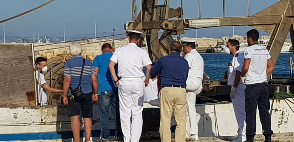 E' arrivata al porto di Sciacca la barca con il cadavere rimasto nelle reti