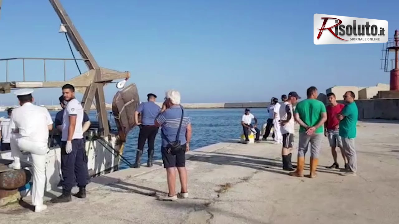 Il cadavere di un uomo di colore, in mare già da tempo arrivato al porto di Sciacca (Video)