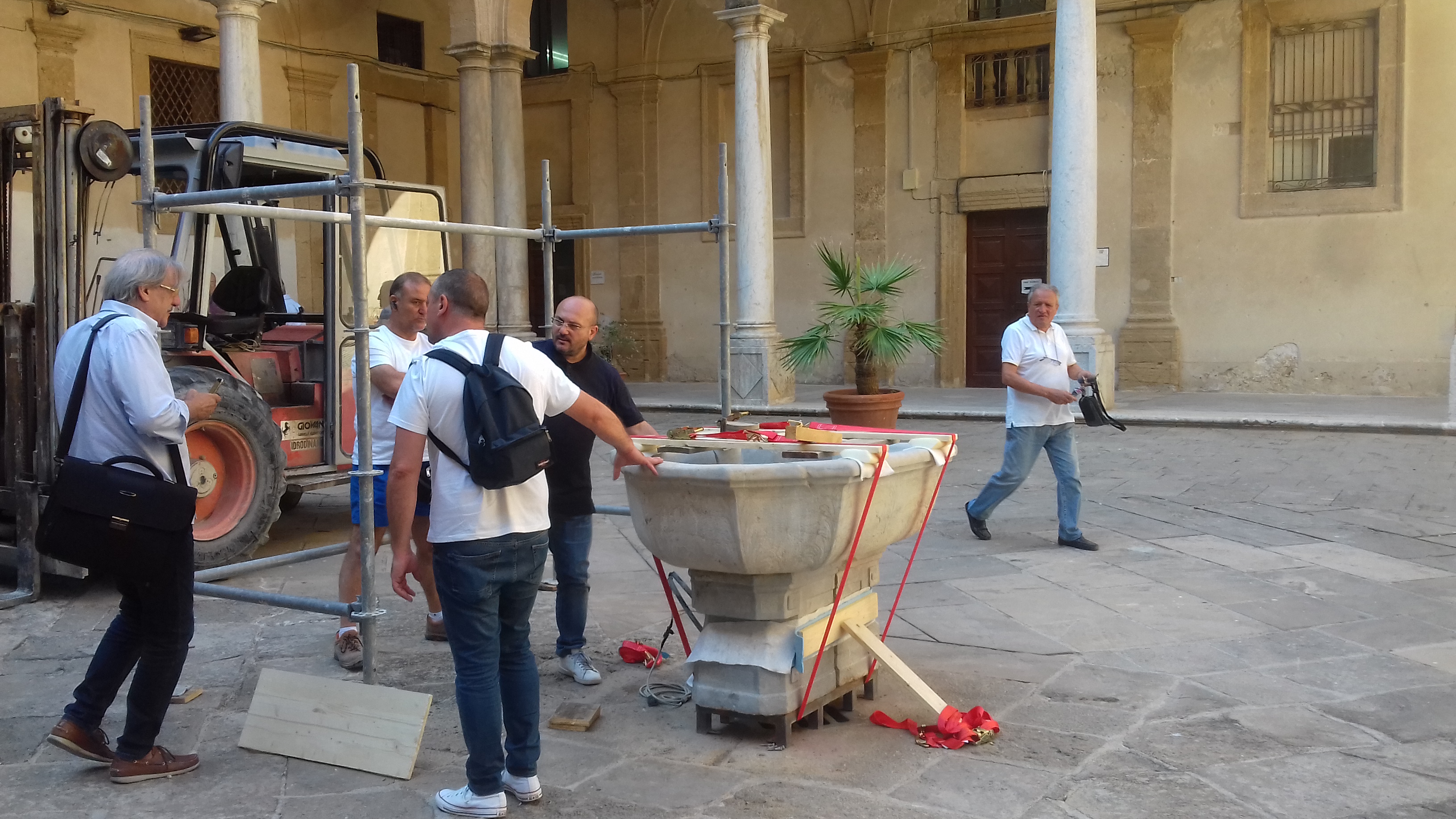 Allestimenti evento D&G in corso, rimozione della fontana dall'Atrio Superiore