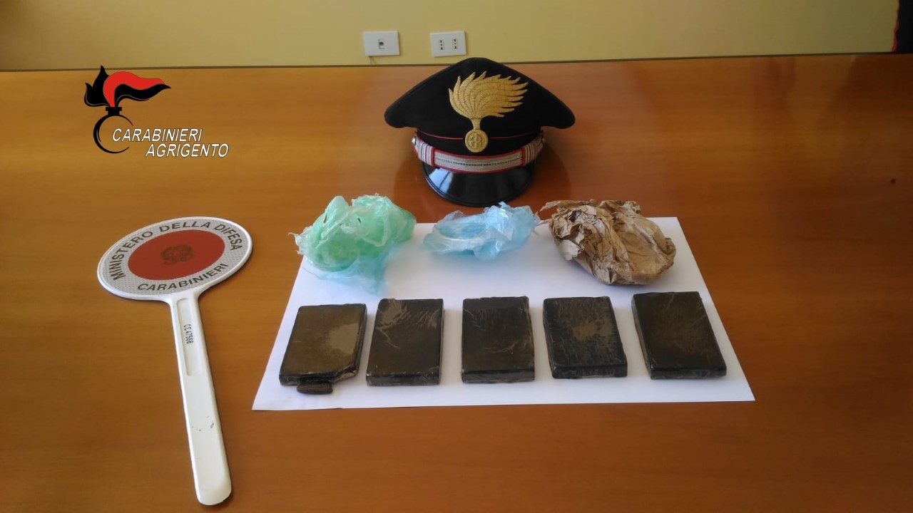 Arrestato a Sciacca gambiano di ritorno da Palermo su un bus di linea, aveva mezzo chilo di Hashish
