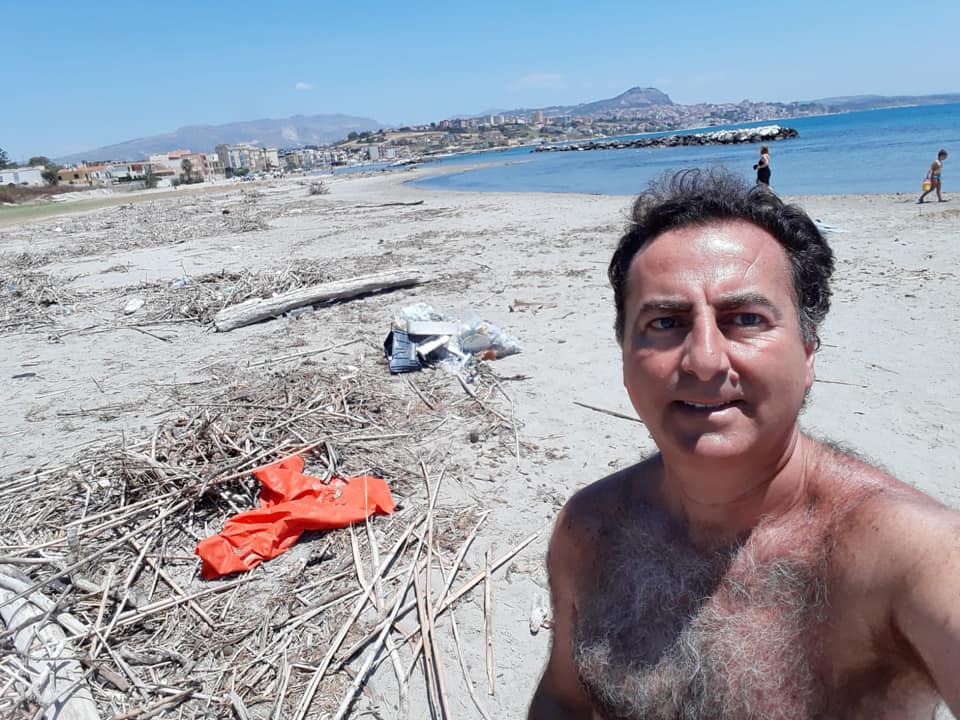 Disagi nella località balneare della Foggia e arriva il selfie di Messina in costume per segnalare la spiaggia sporca