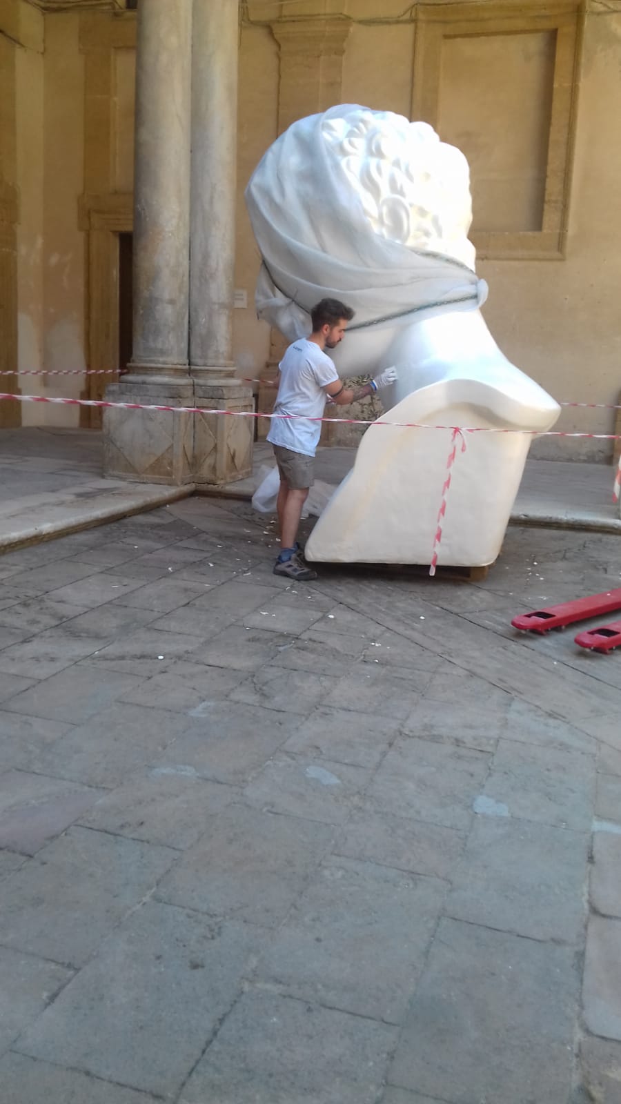 Show D&G a Sciacca a tema ellenistico, nell'atrio del Comune le riproduzioni di statue greche