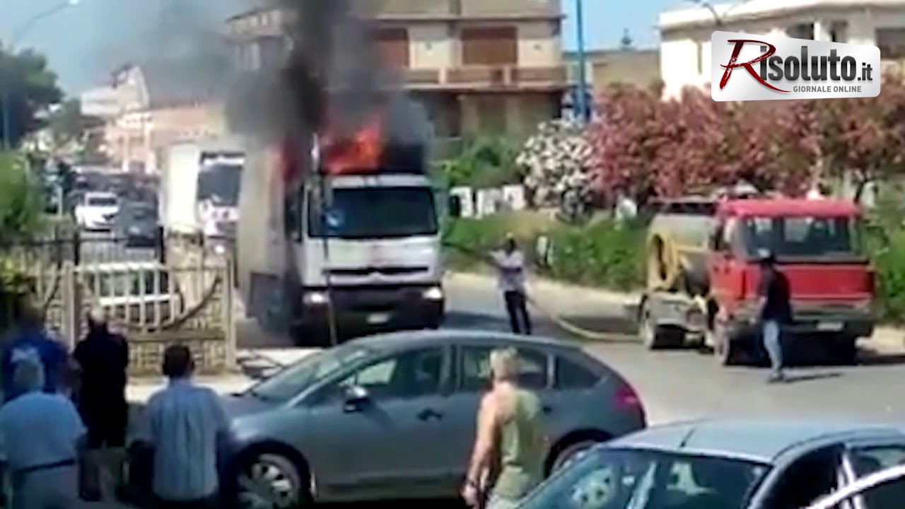 A fuoco in pieno giorno autocompattatore di Riberambiente in transito in via Imbornone, eroico il conducente di un'autocisterna che spegne le fiamme