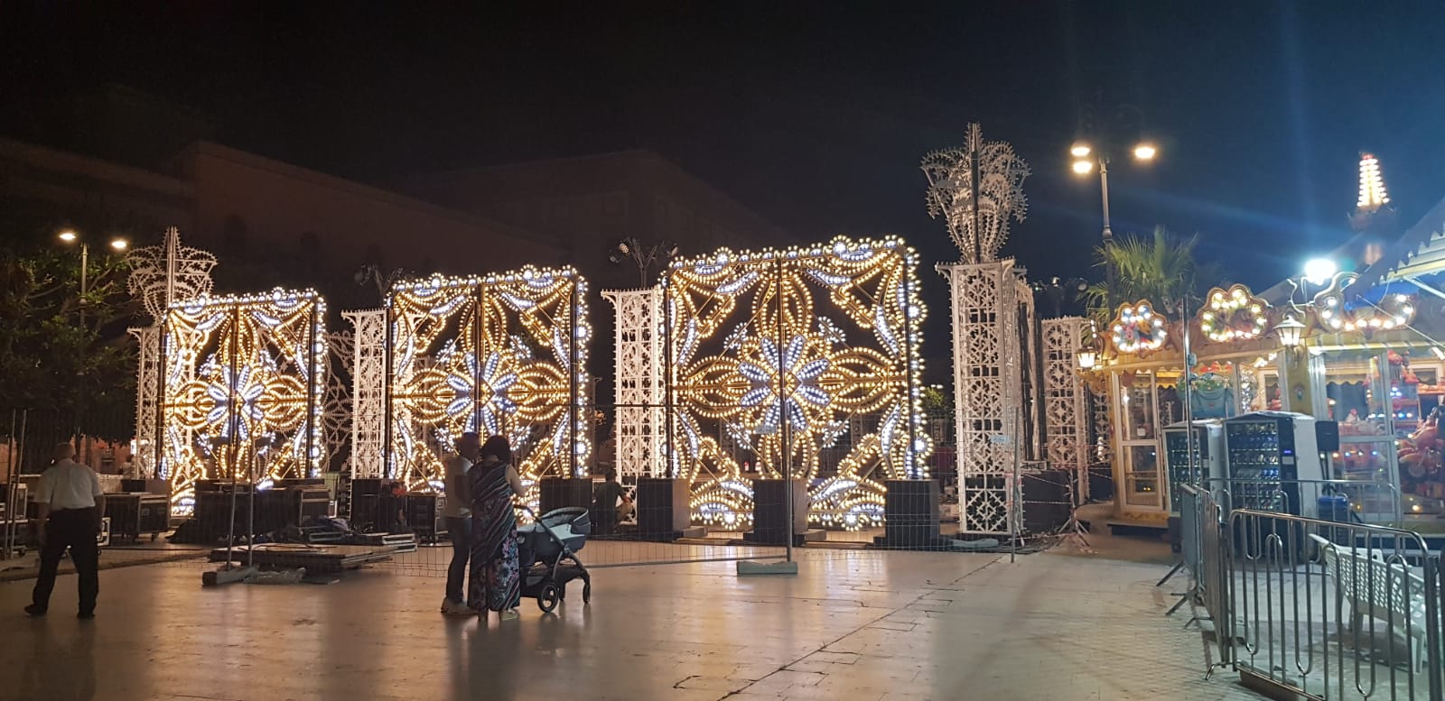 Si accendono le luminarie di D&G in piazza Scandaliato ed e' gia' spettacolo