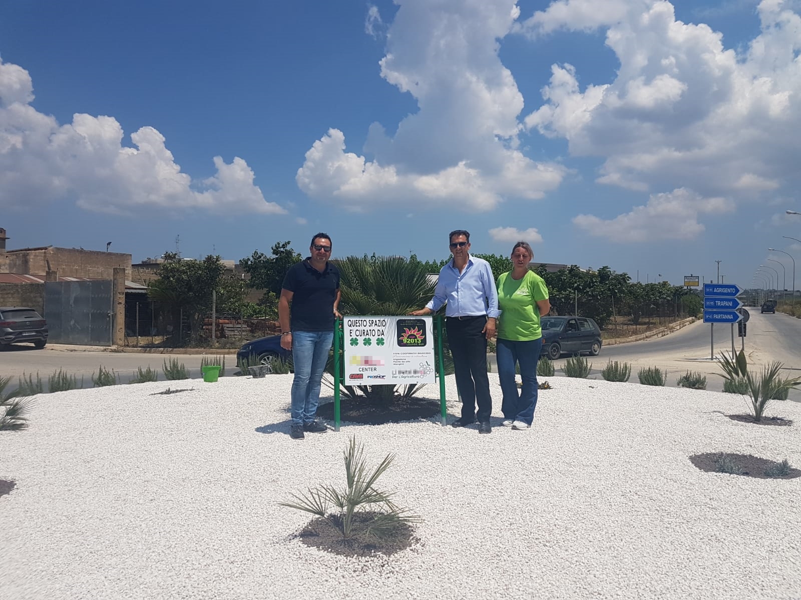 A Menfi i commercianti curano il verde delle rotonde stradali
