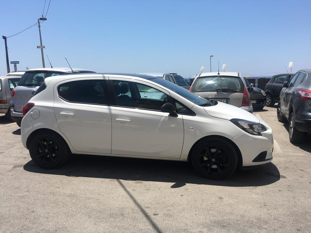 Resta bloccato con l'auto in un parcheggio per quaranta minuti sotto il sole a causa di un'auto in doppia fila, la disavventura di un saccense