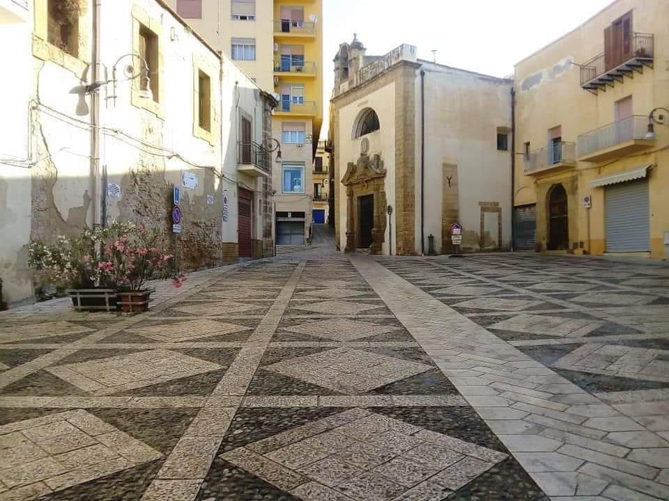 Libere dalle auto anche piazza Inveges e Farina per l'evento D&G, il popolo web esulta al centro sgombero dalle vetture