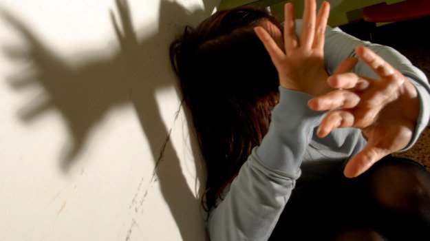 Palermo, quindicenne si rifiuta di avere un rapporto con il fidanzato: lui chiama i suoi amici e la violentano