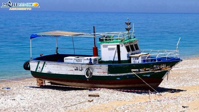 Sbarco di migranti a Ribera e il natante da un mese sulla spiaggia di Piana Grande