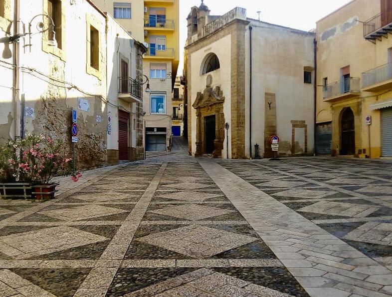 Domani l'ordinanza per piazza Purgatorio vietata alle auto, pass per i residenti  autorizzati al carico e scarico per 30 minuti. Multe fino a 129 euro