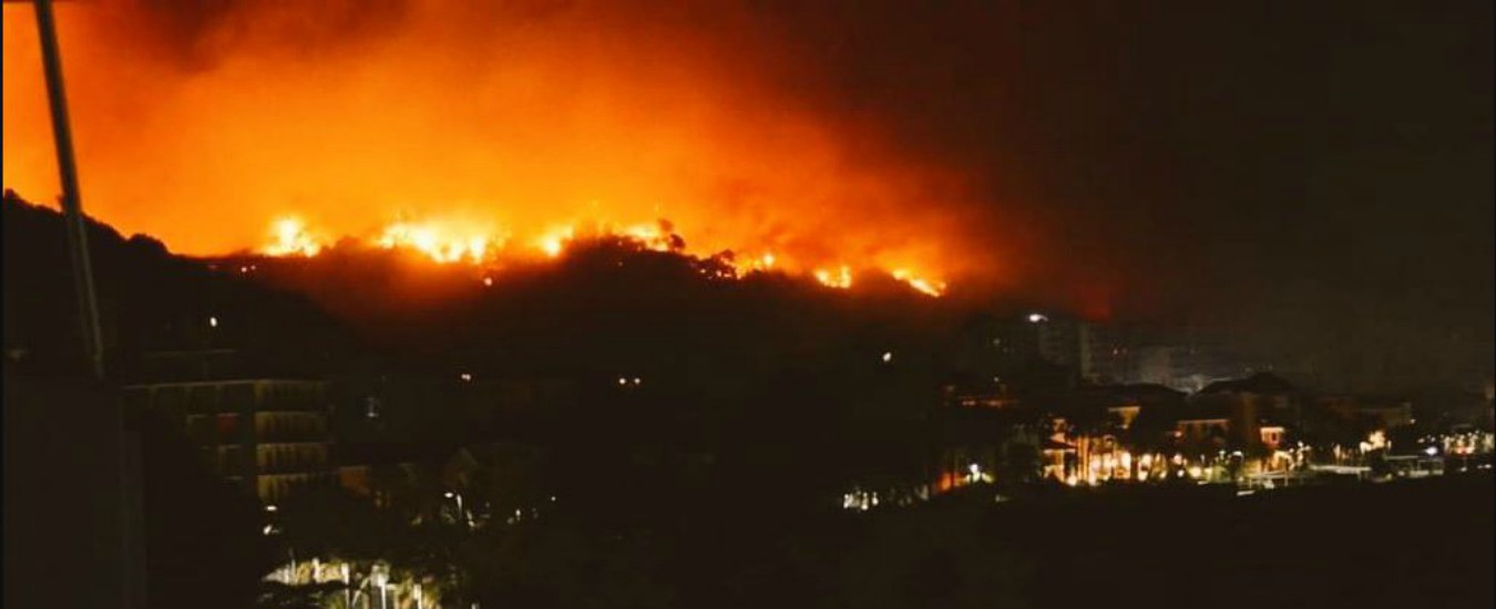 Vasto incendio a San Vito Lo Capo, evacuato un intero villaggio turistico