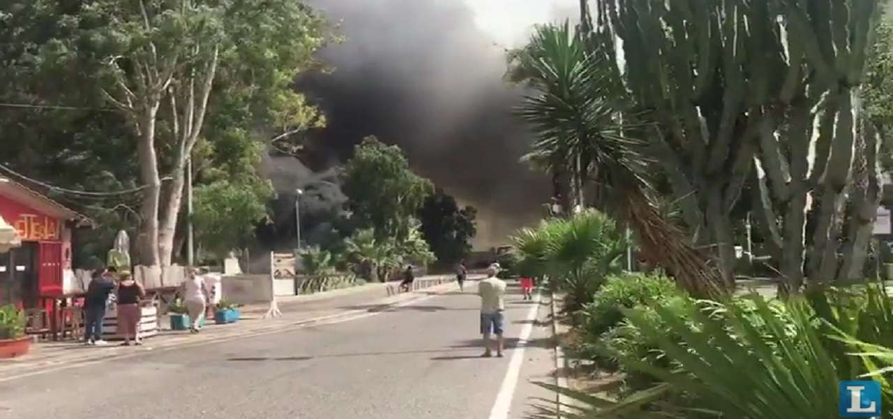 Ancora fuoco in Sicilia, incendio in spiaggia a Catania, bagnanti in fuga in mare