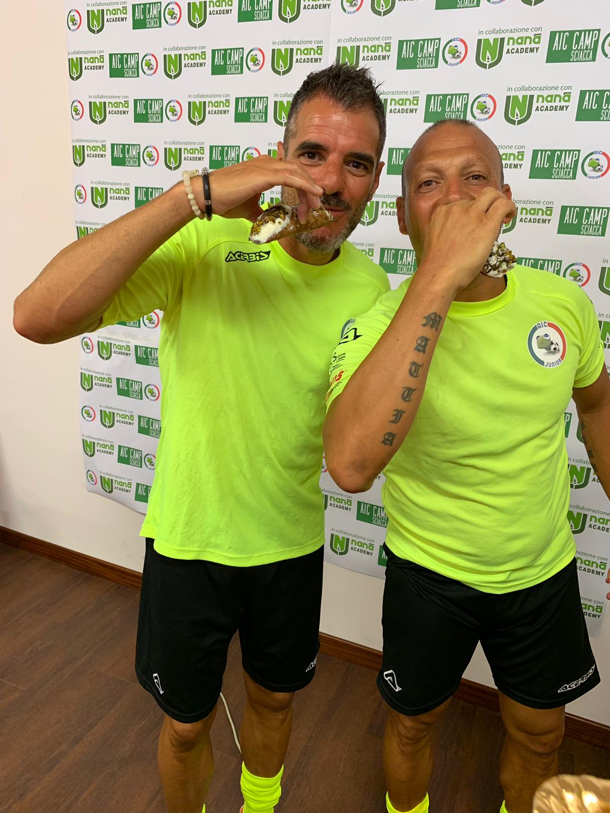 Una giornata a Sciacca per il campione del mondo di calcio Perrotta che gusta anche un cannolo