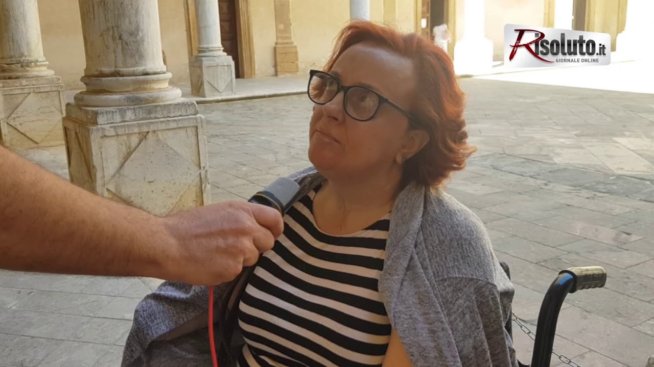 Disabile decide di incatenarsi con il marito nel palazzo municipale di Sciacca: "La casa popolare che mi è stata assegnata occupata abusivamente"
