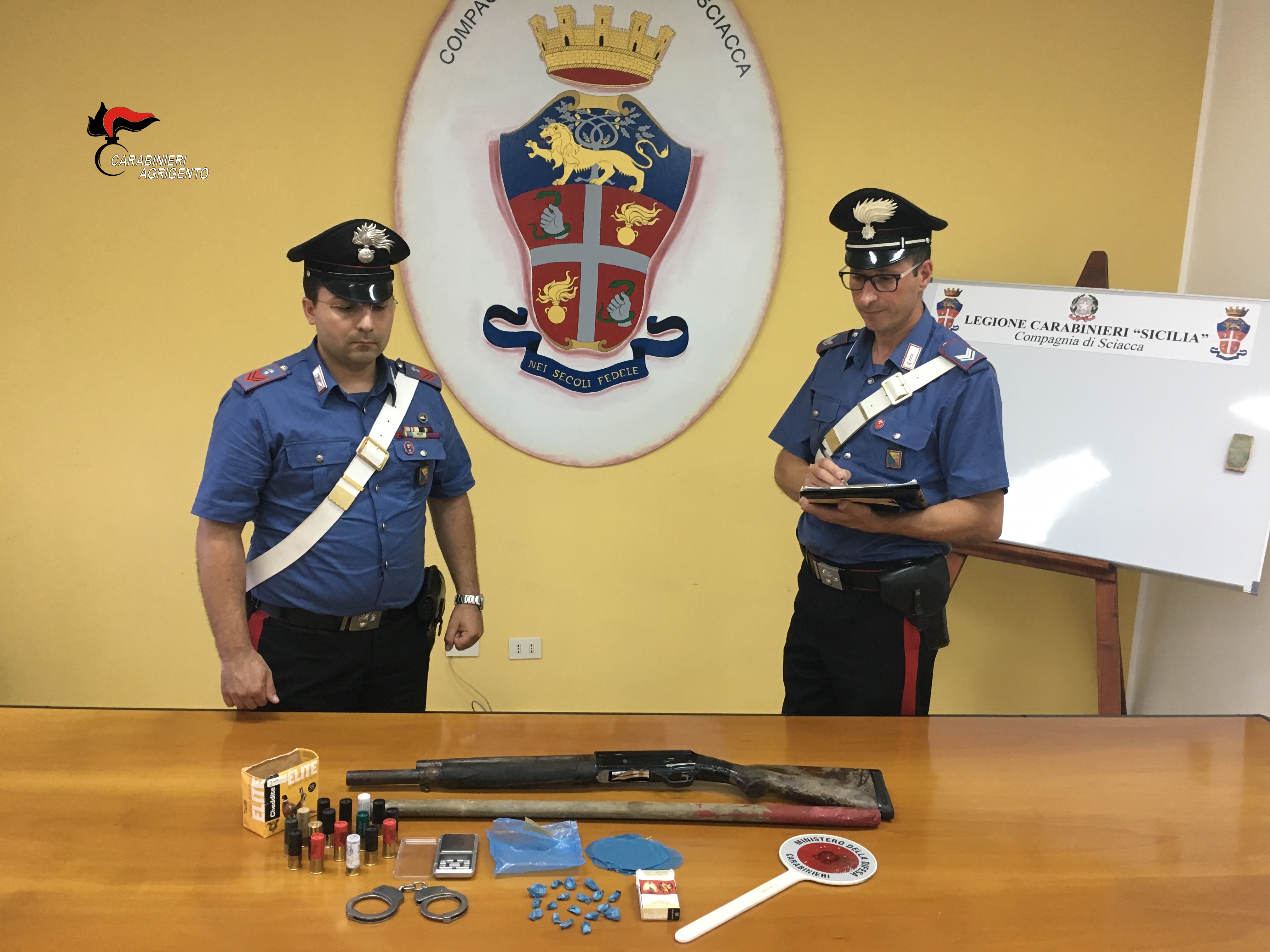 In casa con un fucile con matricola abrasa e alcune dosi di cocaina, arrestato un giovane a Villafranca Sicula