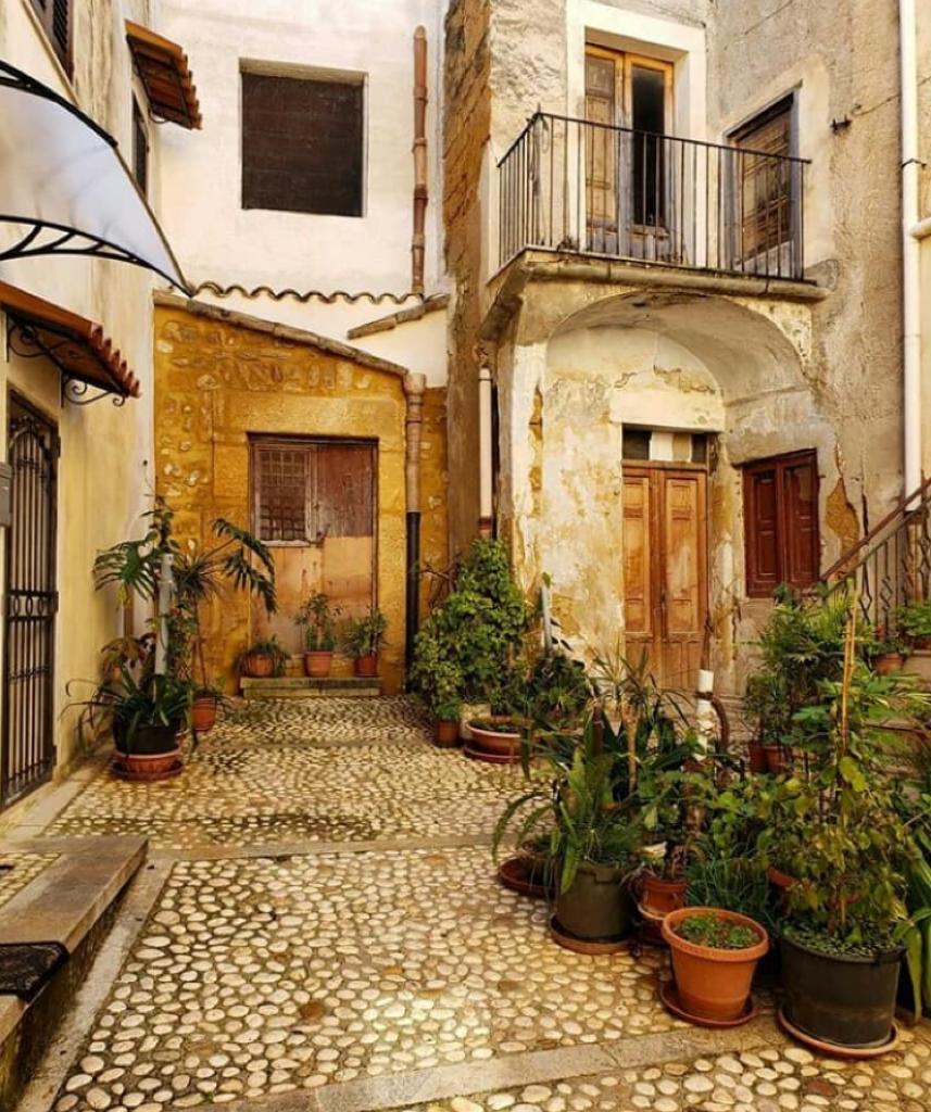 "Di porta in porta", un bando per colorare il quartiere Saraceno di Sambuca
