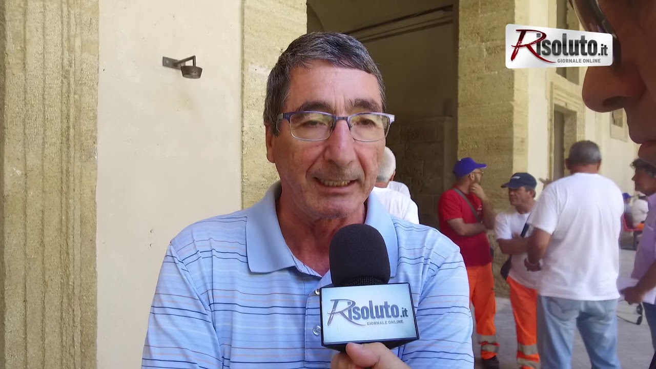 Addetti alla raccolta dei rifiuti in municipio a Sciacca: "Basta con gli stipendi in ritardo"