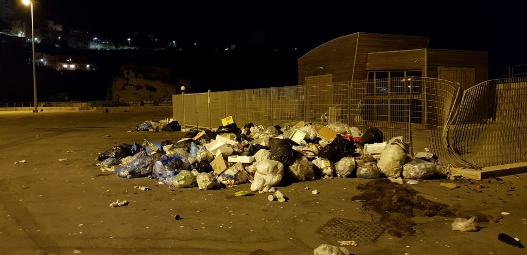 Il porto di Sciacca torna ad essere una discarica, senza controlli la bonifica è inutile