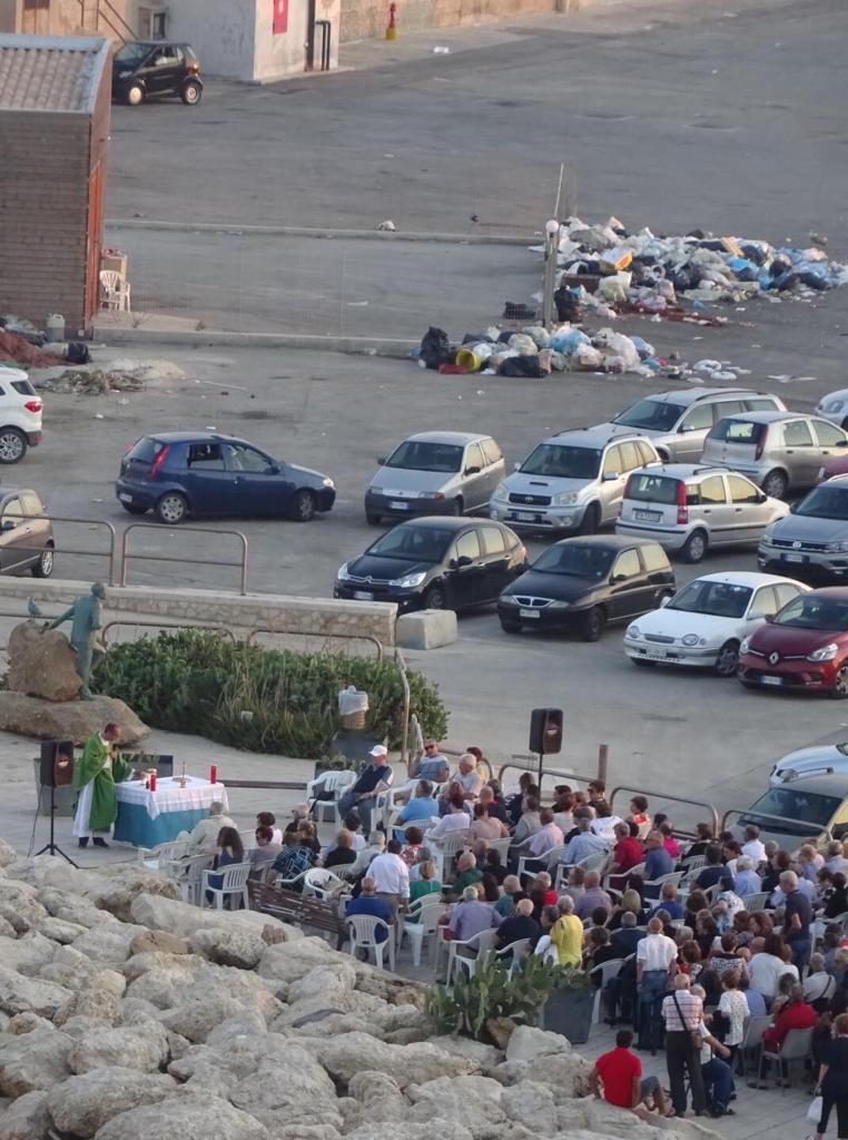 Messa all'aperto a Rocca Regina tra il degrado del pattume