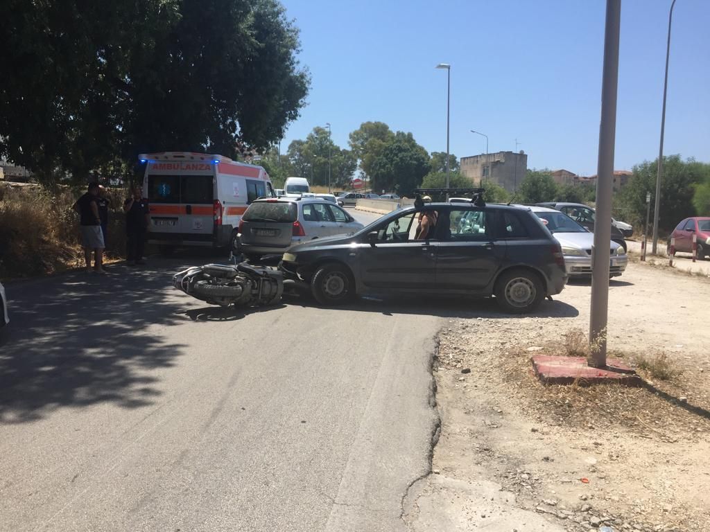 Scontro tra un'auto e uno scooter in via Pompei, traffico in tilt