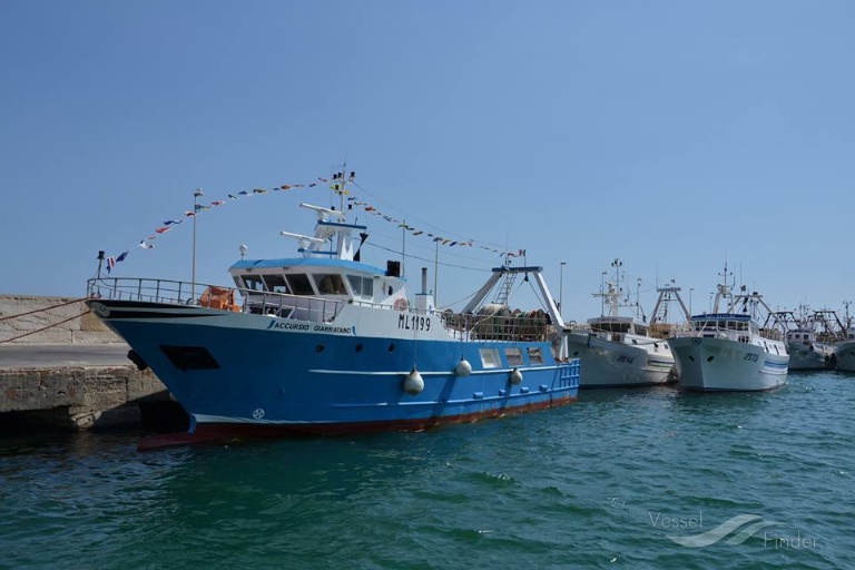 Una motovedetta sta per raggiungere il motopesca di Sciacca nelle acque maltesi dove si trova anche un gommone carico di migranti