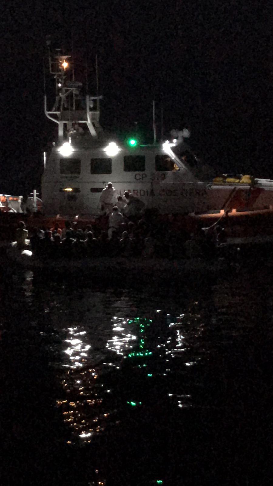 Soccorsi i migranti al largo di Malta dalla Guardia Costiera italiana, l'Accursio Giarratano in rotta verso Sciacca