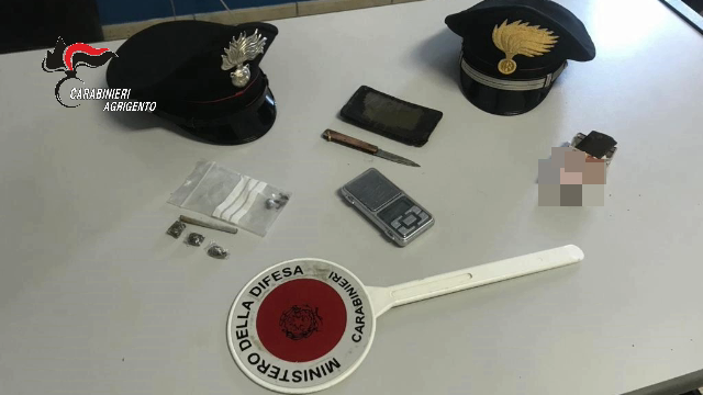 La droga nascosta nel controsoffitto di una casa, sequestrati 200 grammi di hashish e arrestato un giovane