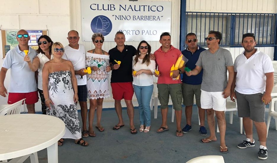 Menfi tutela le spiagge, il sindaco distribuisce i "conetti" per le cicche di sigarette