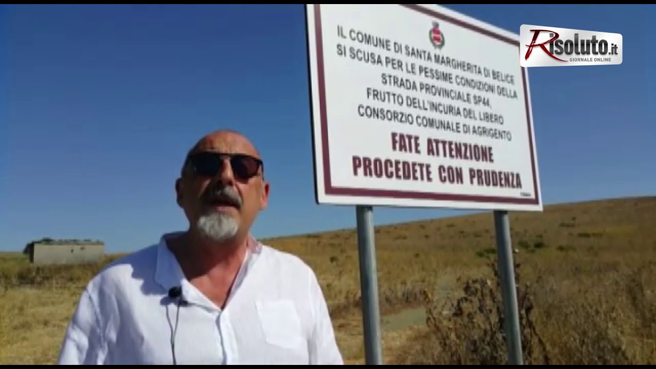 La strada provinciale che collega Santa Margherita alla Fondovalle per Palermo è pericolosa e il sindaco ferma gli automobilisti per raccomandare prudenza