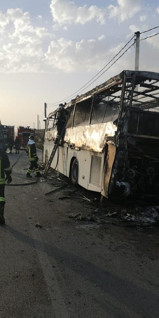 Un autobus della ditta Lumia a fuoco nel territorio belicino, a bordo solo il conducente rimasto illeso