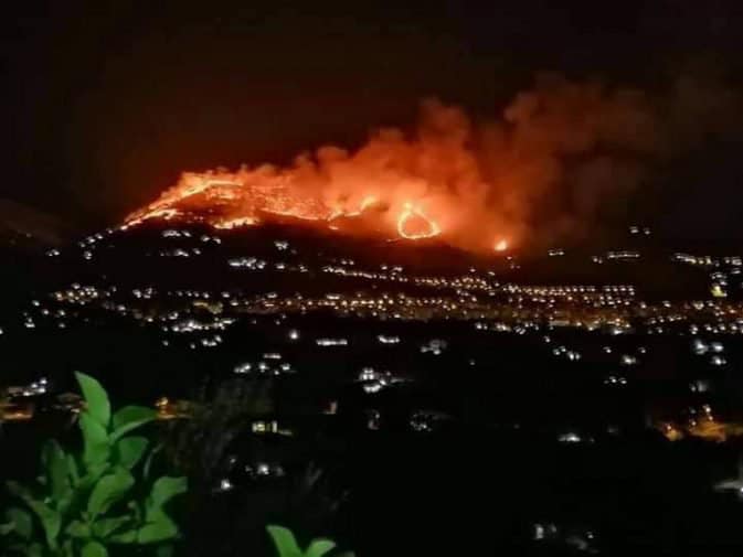 Nuova ondata di incendi e l'elicottero della Forestale interviene a Montevago