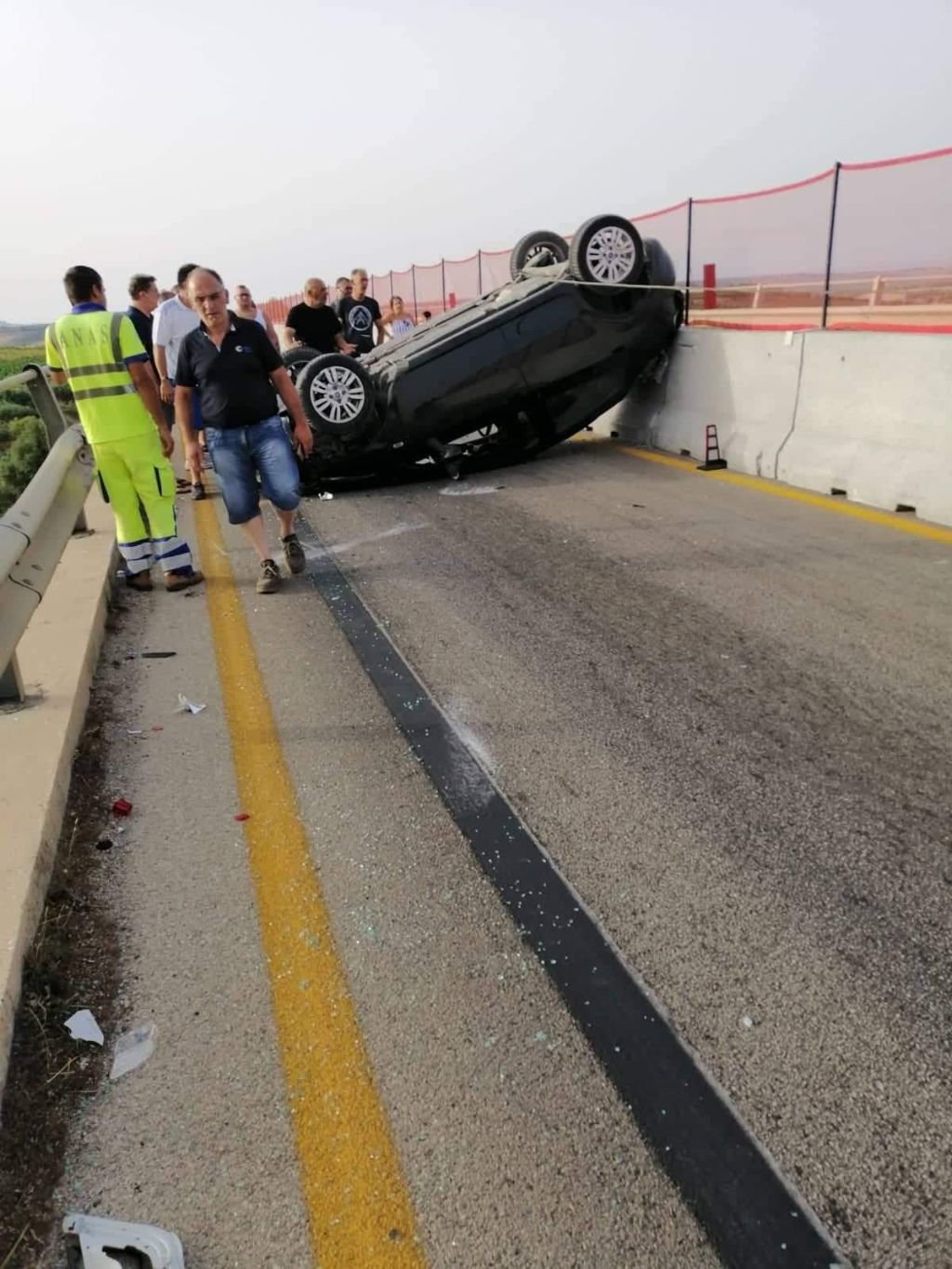 Un'auto si ribalta sulla statale 115 tra Sciacca e Menfi, miracolosamente illeso un giovane menfitano