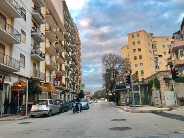 Assistente bagnante trova un portafoglio con documenti e denaro nella via Cappuccini di Sciacca e lo restituisce al proprietario, un noto avvocato saccense
