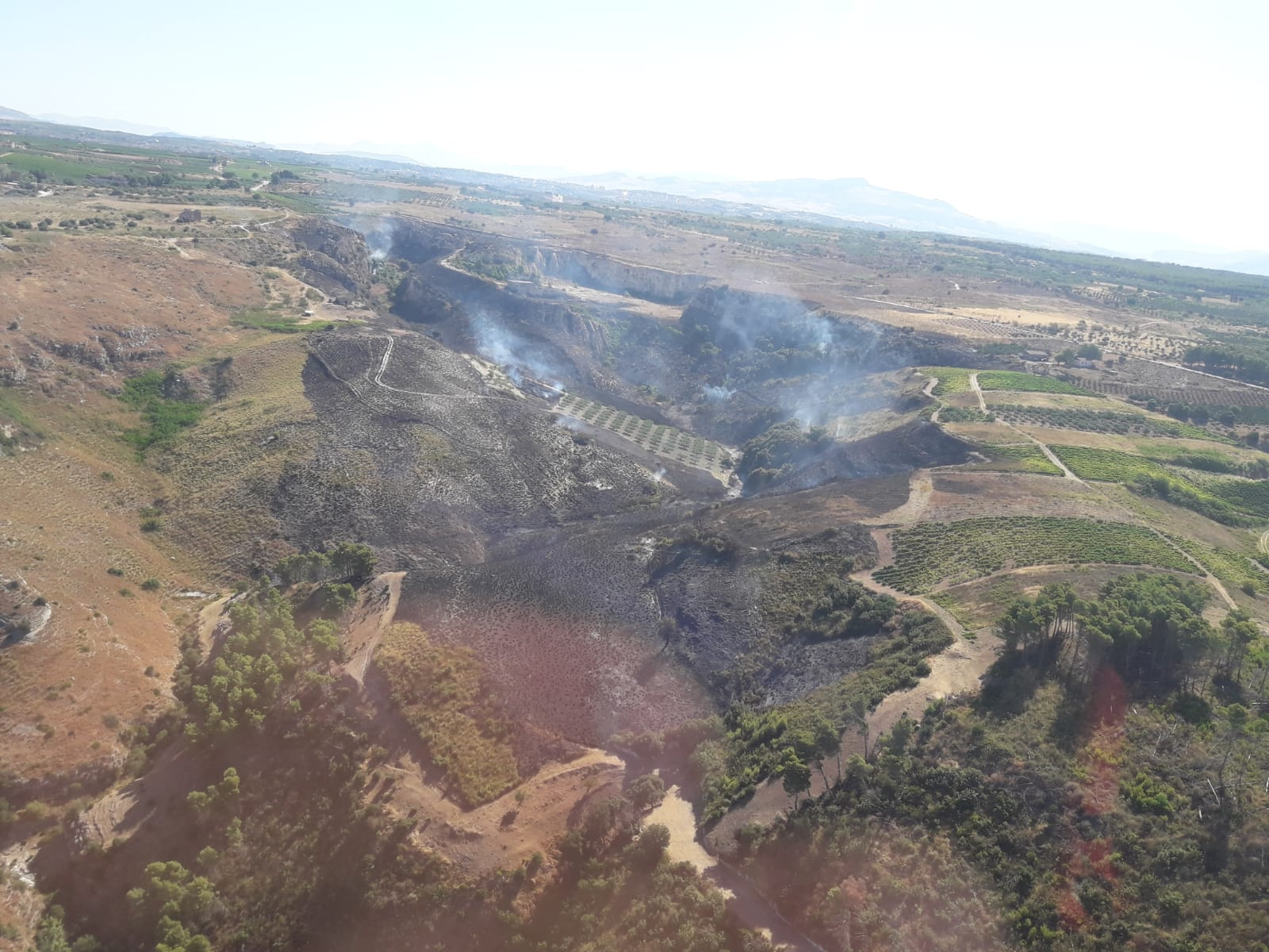 Brucia ancora un agro di Montevago, canadair ed elicottero in azione per domare le fiamme