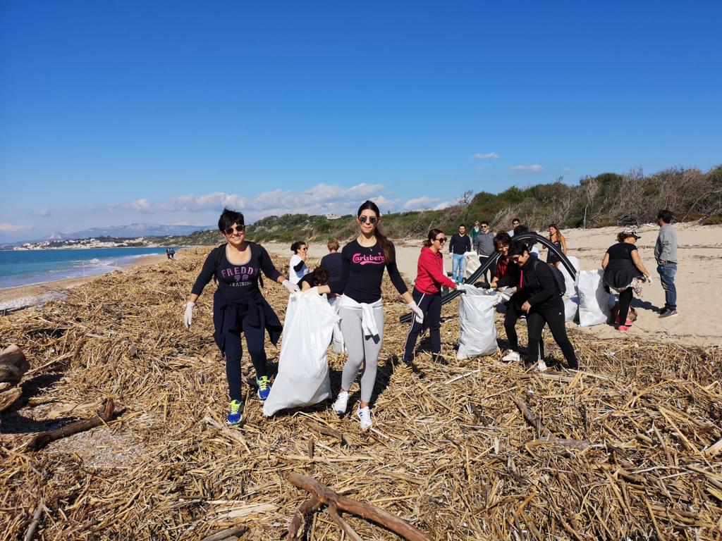 Dall'Olanda alla foce del fiume Platani per un intervento di pulizia della spiaggia, tanti volontari oggi in azione