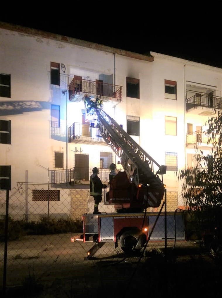 Fiamme alle case popolari di Largo Martiri di via Fani a Ribera