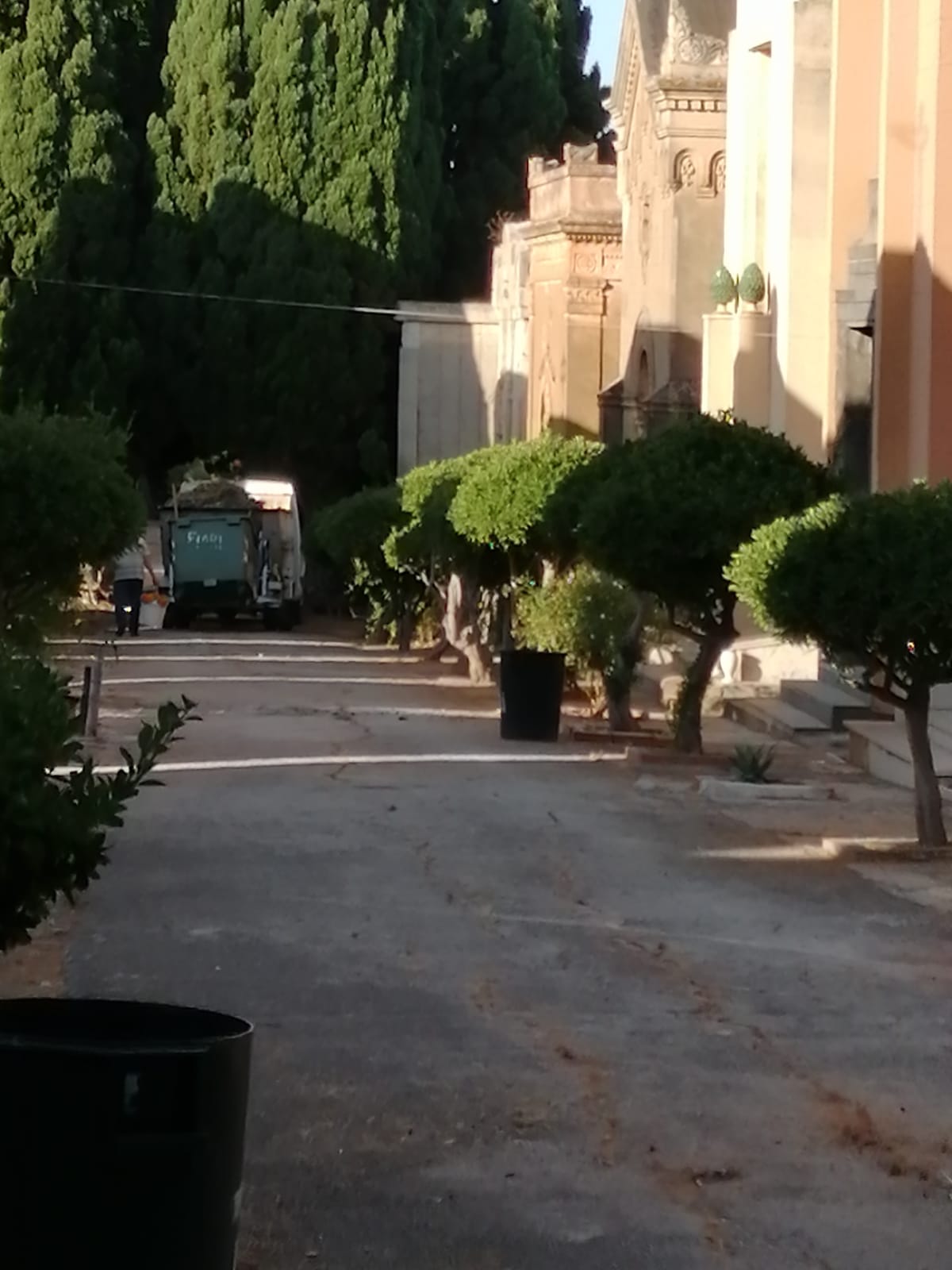 Pulizia straordinaria del cimitero di Sciacca, avviato questa mattina massiccio intervento
