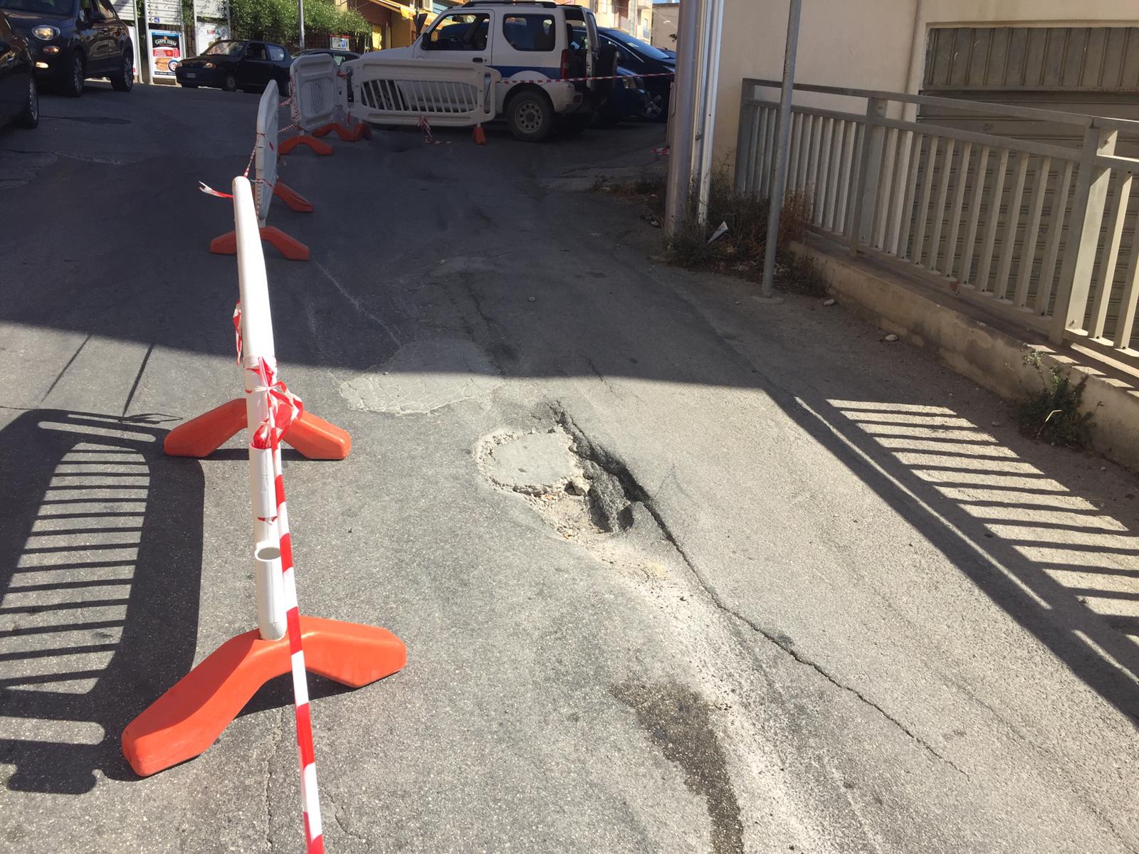 Cedimento in via Amendola, transennata parte della carreggiata