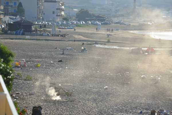 La spiaggia della Foggia dopo i falò un tappeto di rifiuti e oggi per i bagnanti è meglio restare a casa