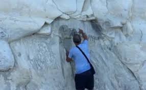 Sindaco di Realmonte ripulisce la marna bianca di Scala dei Turchi deturpata dalle scritte