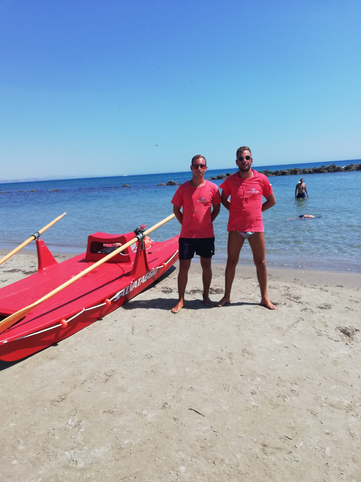 Salvataggio in mare alla Foggia, recuperati due bagnanti su un materassino in balia della corrente