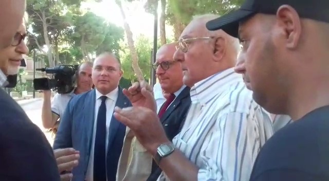 Ottantenne affronta il presidente e protesta per le Terme: "Troppo tempo ad aspettare"