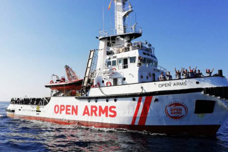 Cinque migranti della Open Arms allo stremo psicologico, autorizzato lo sbarco