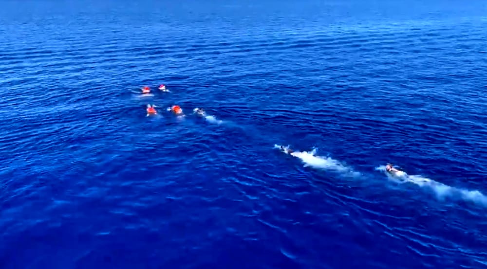 Cinque migranti della Open Arms esasperati si gettano in mare, ripescati e soccorsi dalla stessa Ong